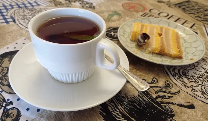Té y pastel para la hora de once